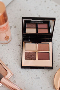 contains an eye shadows pallete with four shades in golden and brown